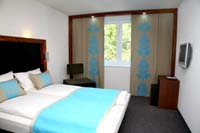 Standard single with city view, queen bed, and private facilities